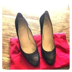 Christian Louboutin Round-Toe Pump